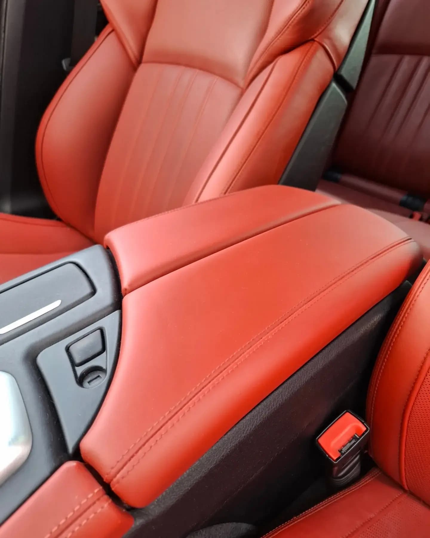 Restaurirano kožno sjedište automobila