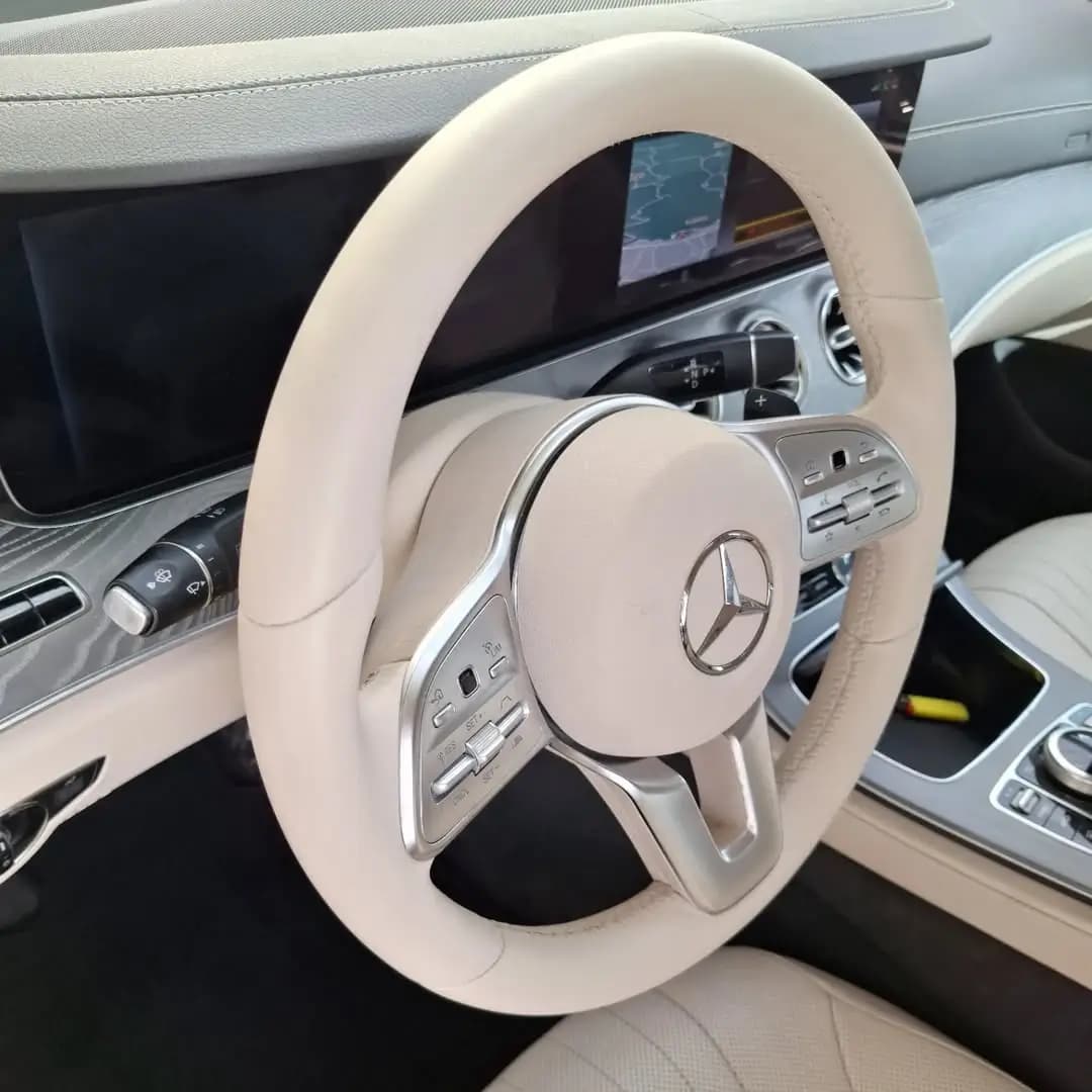 Detalj restauriranog kožnog volana